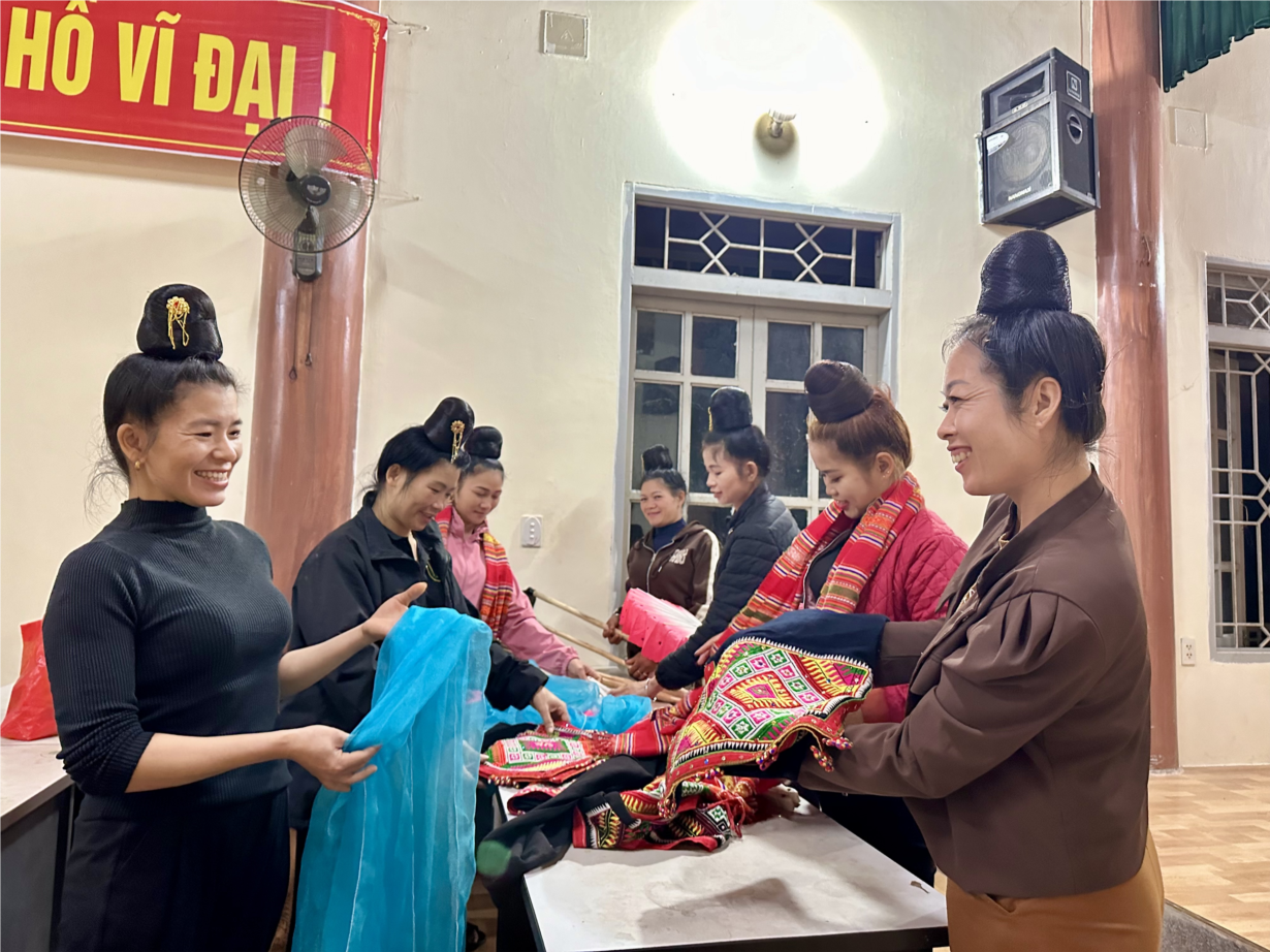 “Sơn La làm gì để phát huy sức mạnh nền văn hoá?” - “Giữ ‘hồn cốt’ dân tộc bằng phong
trào quần chúng” (25/12/2023)
